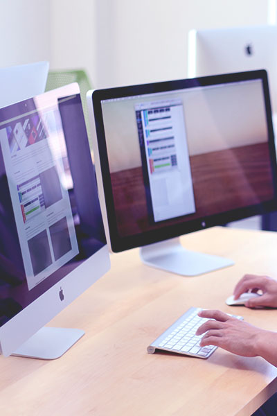 7-step blog post guide infographic: brainstorming ideas, researching keywords, outlining content, writing a draft, editing for clarity, adding visuals/SEO, and publishing. Each step is numbered with simple icons for visual clarity.