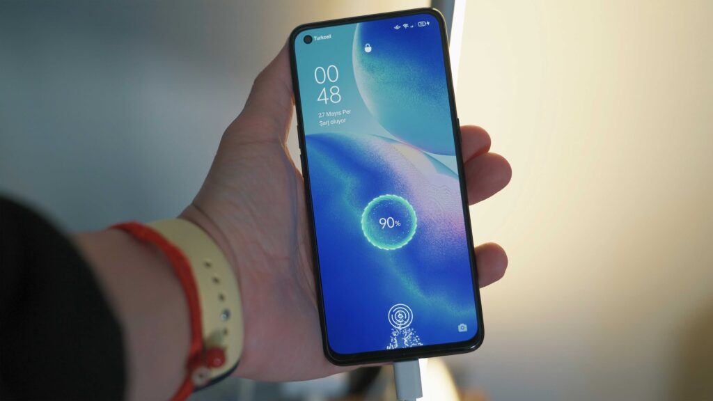 Illustration showing ways to extend smartphone's battery life, including low brightness, app management, and battery saver mode on a phone screen.